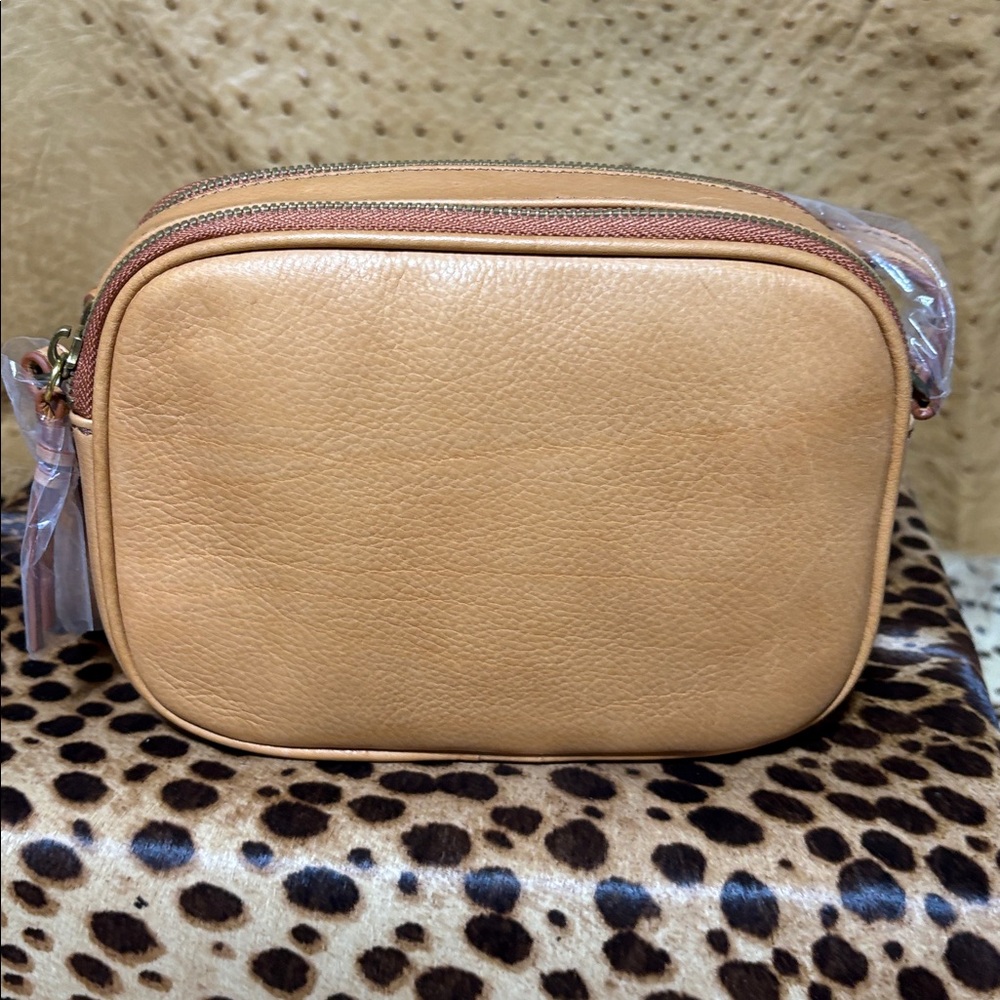 THE ESSENTIAL CROSSBODY